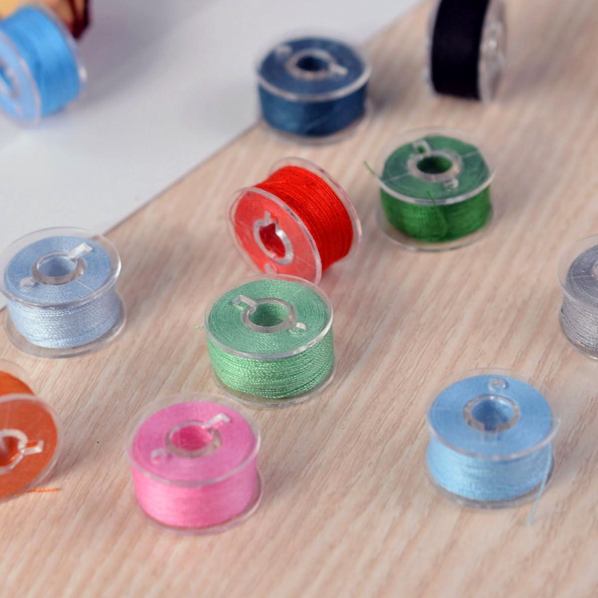 YEQIN 20Pcs Clear Plastic Sewing Machine Bobbins, Sa156 Bobbins, Bobbins Class 15, Compatible with Brother Singer Sewing and Embroidery Machine (20pcs Bobbins)