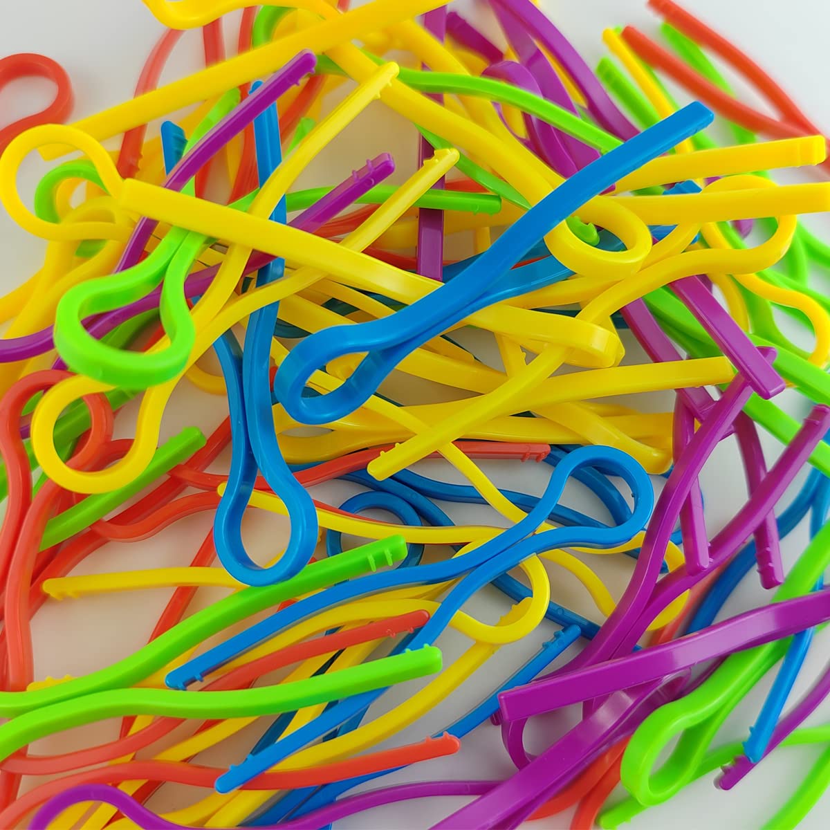 GXXMEI 100PCS Bobbin Thread Holders Thread Buddies Clips Sewing Machine Accessories for Thread Spool Organizing, 5 Colors