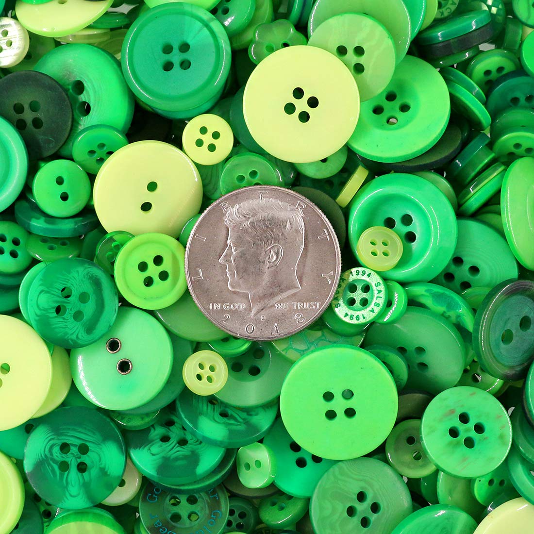 Swpeet 1000Pcs Christmas Green Craft Buttons, 2 and 4 Holes Red Round Craft Resin Sewing Buttons Suitable for Christmas Sewing Decorations, Art & Crafts Projects DIY Decoration - Green
