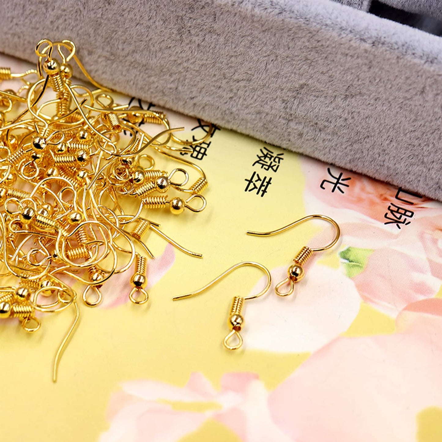 600Pcs Hypoallergenic Earring Hooks, Gold Earring Making Kit, with Earring Backs and Jump Rings for Jewelry Making (Gold)