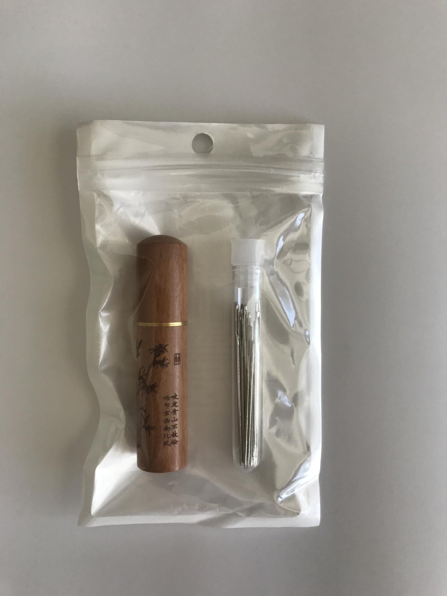 Large Eye Sewing Needles, Embroidery Needles, Stainless Steel, 50 Pieces Sharp Needles with Wooden Needle Case Carving Pattern