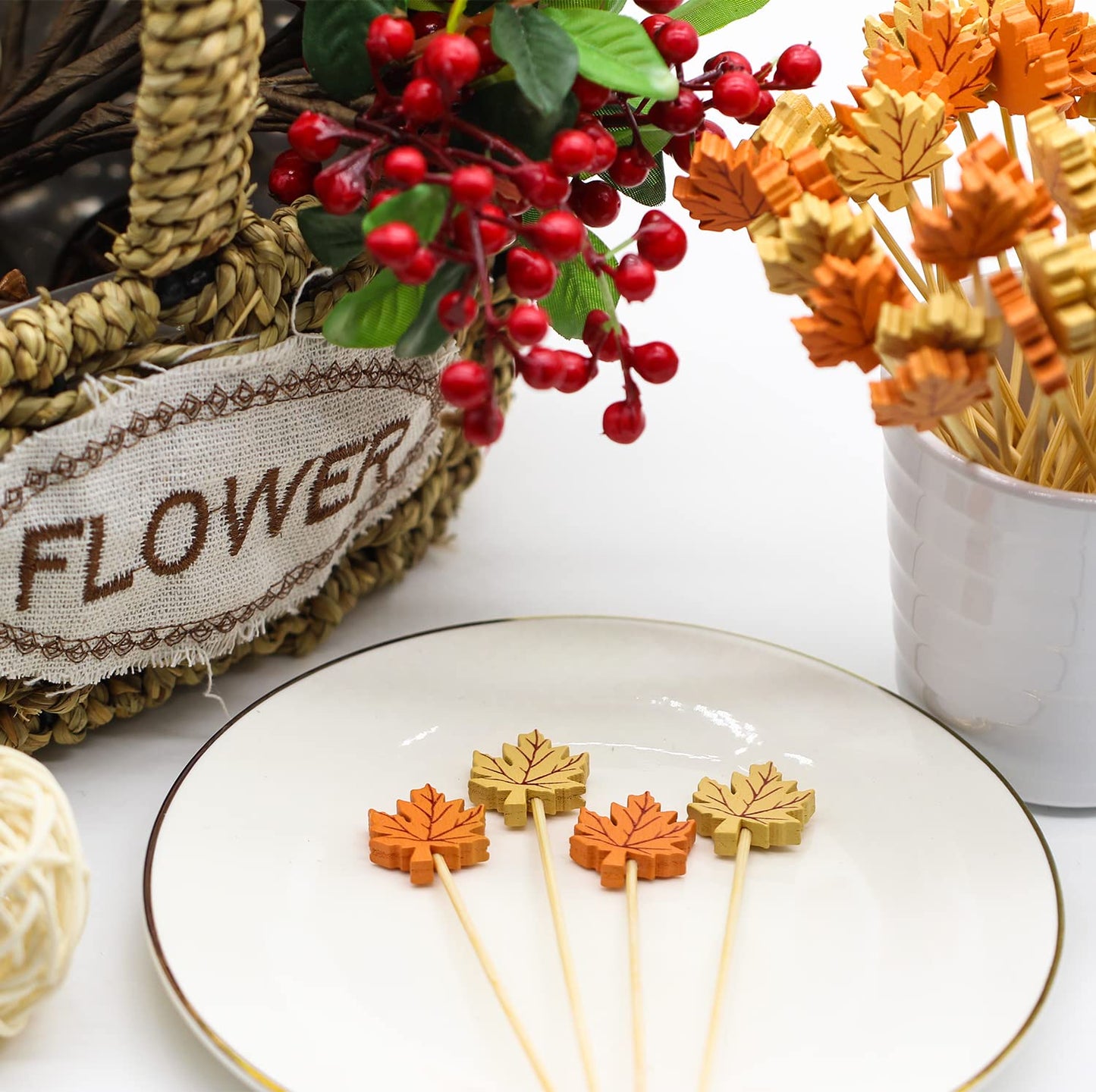 100pcs Maple Leaf Fall Cocktail Picks Long Food Toothpicks Fruit Sticks Sandwich Appetizer Charcuterie Skewers, Made of Bamboo Wood, for Autumn Themed Party Decoration Supplies (Maple Leaves)