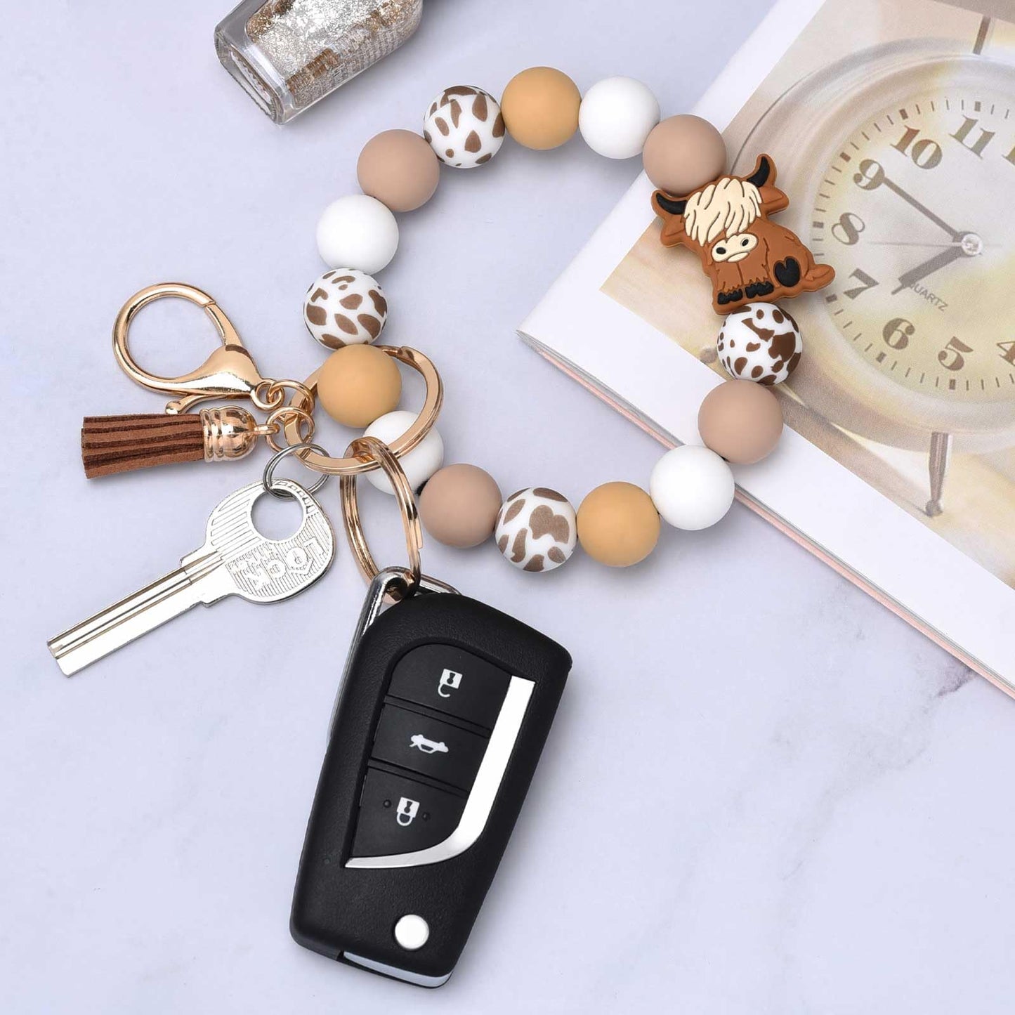 BAOSIWA Christmas Highland Cow Keychain Gifts for Women, Silicone Beaded Keychain Wristlet Key Ring Bracelet Cute Animal Car Key Chain Holder with Leather Tassel