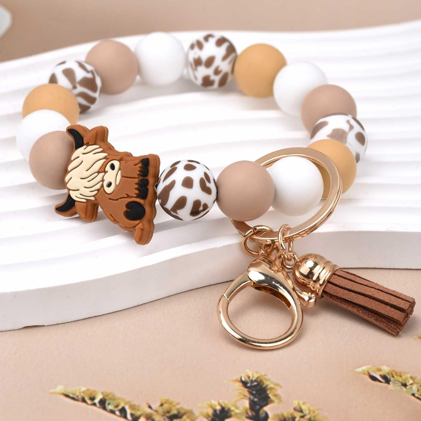 BAOSIWA Christmas Highland Cow Keychain Gifts for Women, Silicone Beaded Keychain Wristlet Key Ring Bracelet Cute Animal Car Key Chain Holder with Leather Tassel