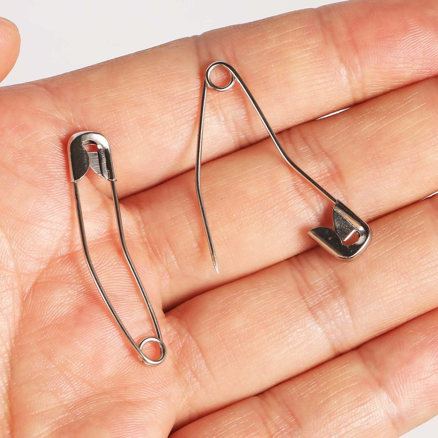 100pcs Curved Safety Pins, 1.5in Quilting Basting Pins Bent Safety Pins Sewing Safety Pins Accessories for Crafting Quilting Knitting Sewing(Silver)