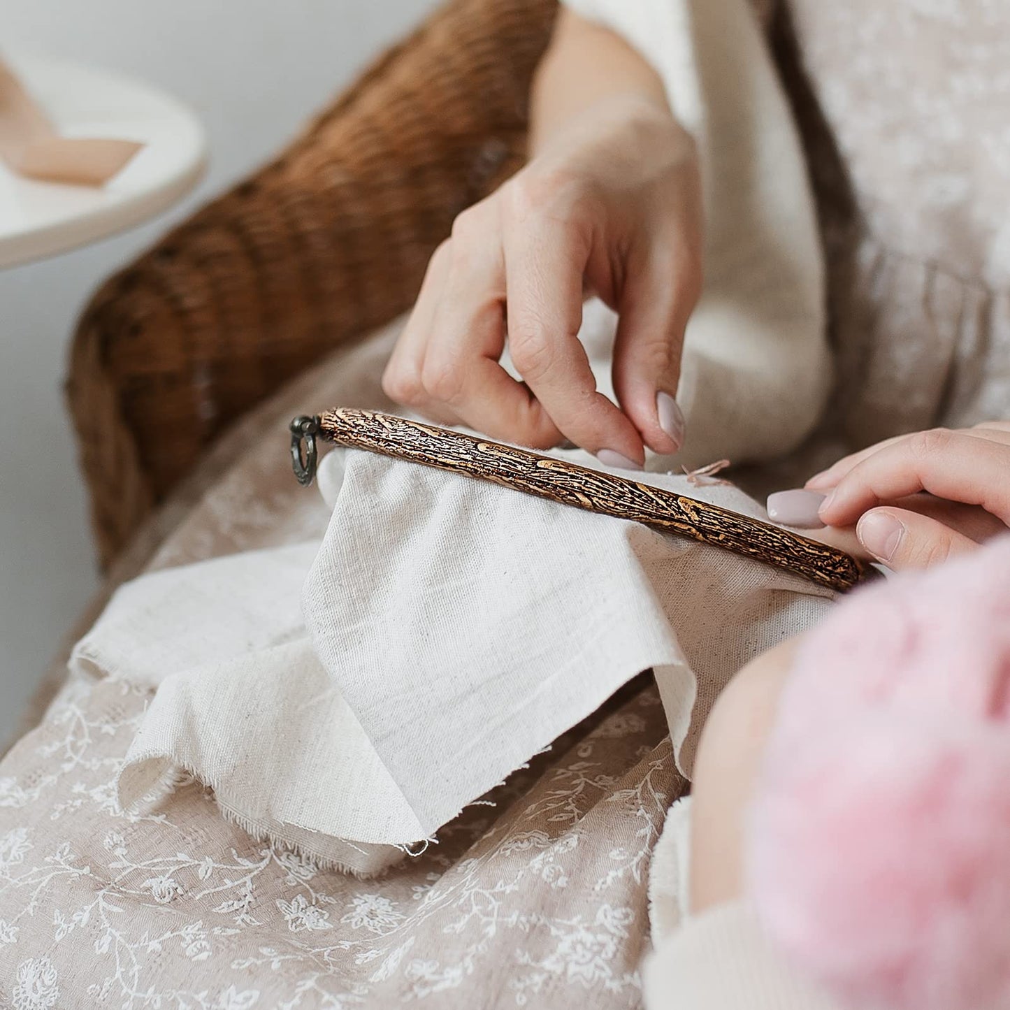 8inch Embroidery Hoop Frame Imitated Wood Embroidery Circle Round Display Frame Ring Cross Stitch Hoops Embroidery Hoops Set for Art Craft Sewing and Hanging, Rug Punch Set