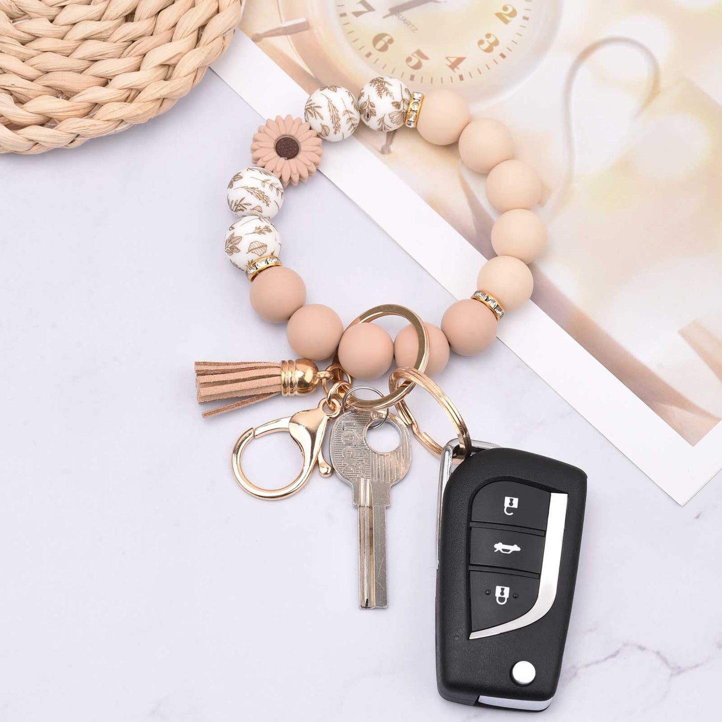 BAOSIWA Silicone Beaded Keychain Wristlet Key Ring Bracelet Cute Daisy Khaki Car Key Chain Holder for Women Girls