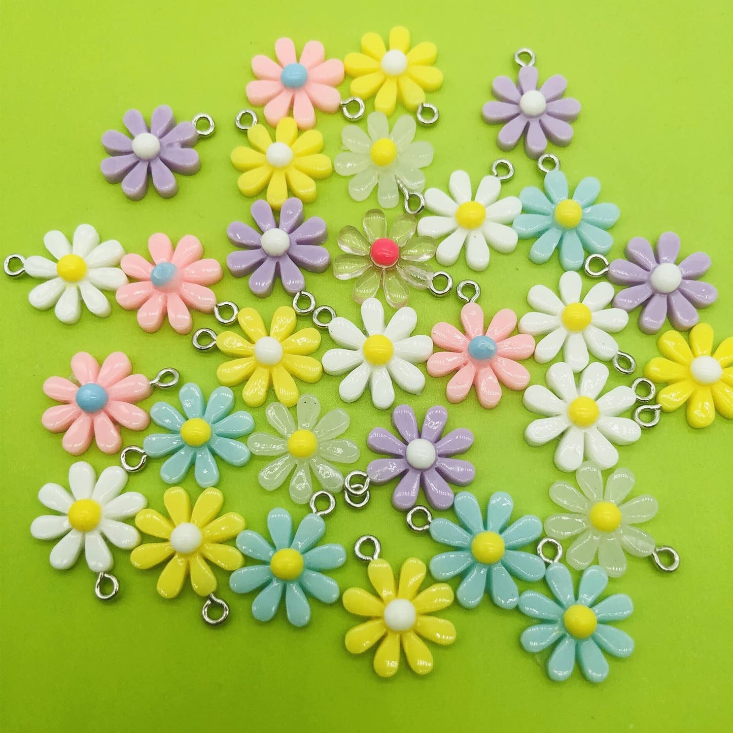 Fundiyoug 30Pcs Daisy Flower Pendant Charms Colorful Resin Jewelry Making Ornament DIY Pendant Making Charm for Bracelet Necklace Earrings Keychain Craft