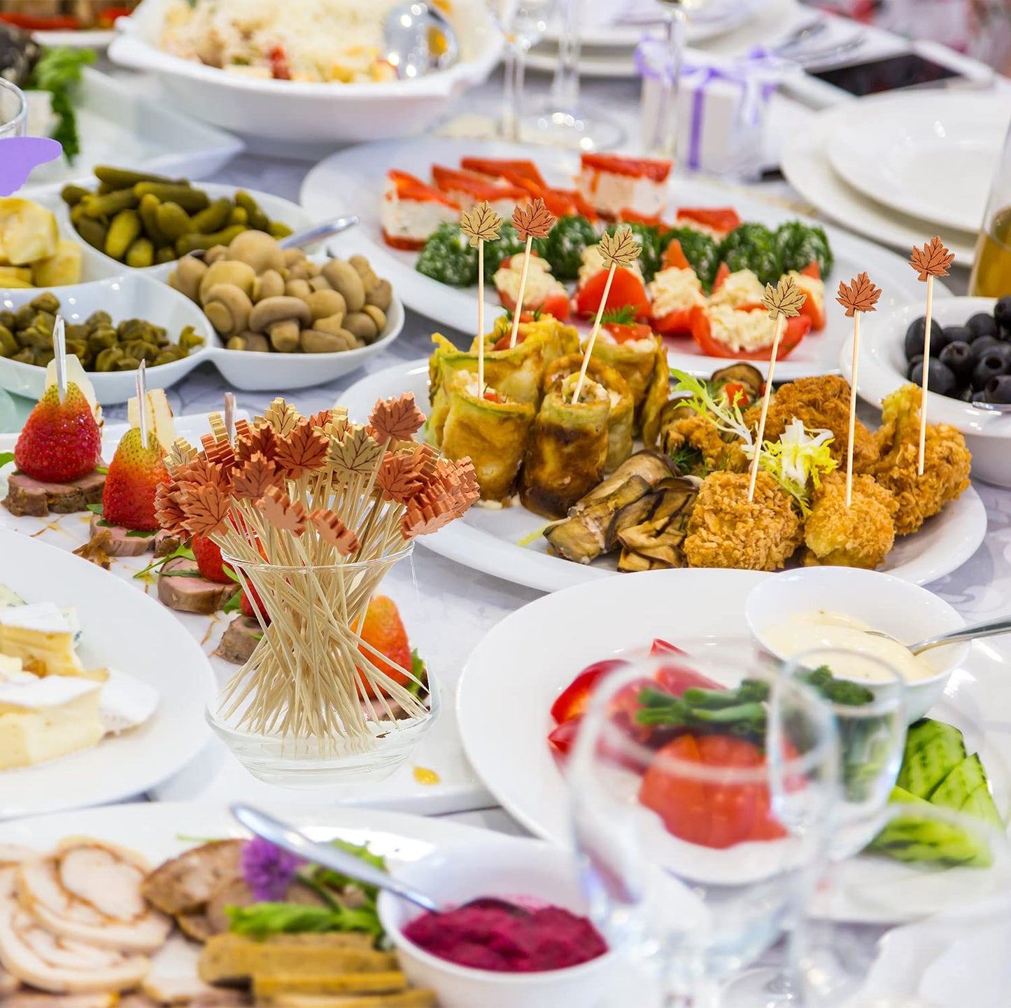 100pcs Maple Leaf Fall Cocktail Picks Long Food Toothpicks Fruit Sticks Sandwich Appetizer Charcuterie Skewers, Made of Bamboo Wood, for Autumn Themed Party Decoration Supplies (Maple Leaves)