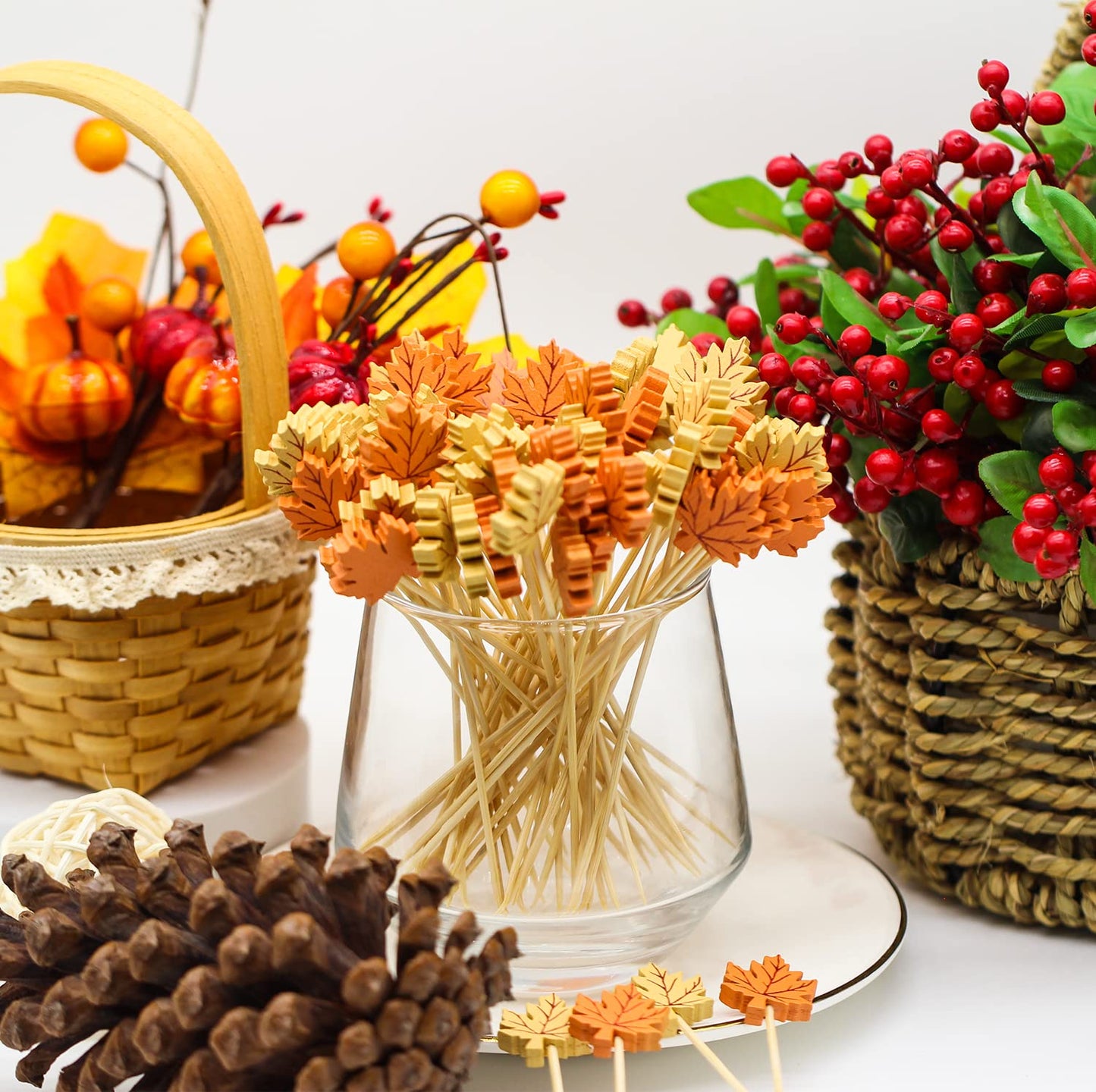 100pcs Maple Leaf Fall Cocktail Picks Long Food Toothpicks Fruit Sticks Sandwich Appetizer Charcuterie Skewers, Made of Bamboo Wood, for Autumn Themed Party Decoration Supplies (Maple Leaves)