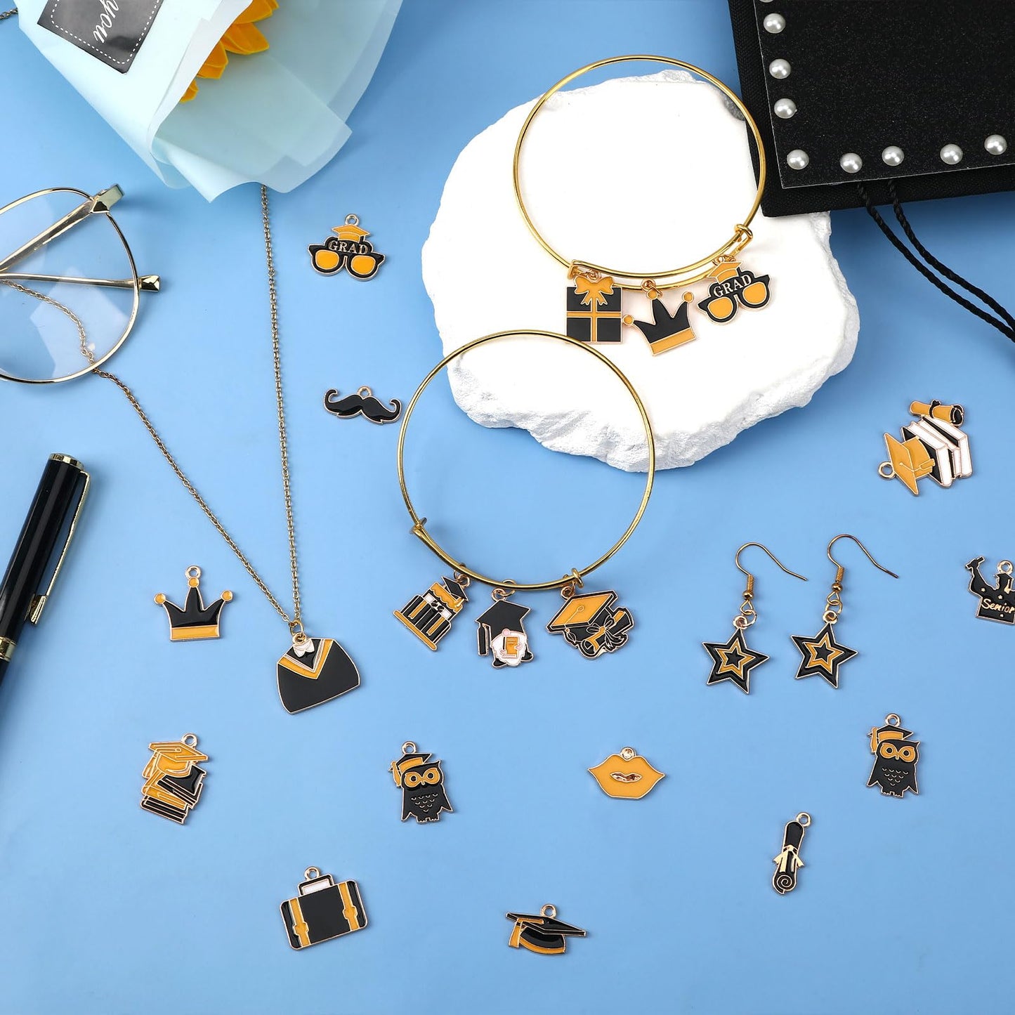 MARFOREVER 40Pcs/20 Pairs Graduation Charms, Graduation Cap Charms for Jewelry Making, Grad Diplomas Hat Enamel Charm Pendants for Class of 2026 Bracelet Necklace Earrings Making Accessories Stuff