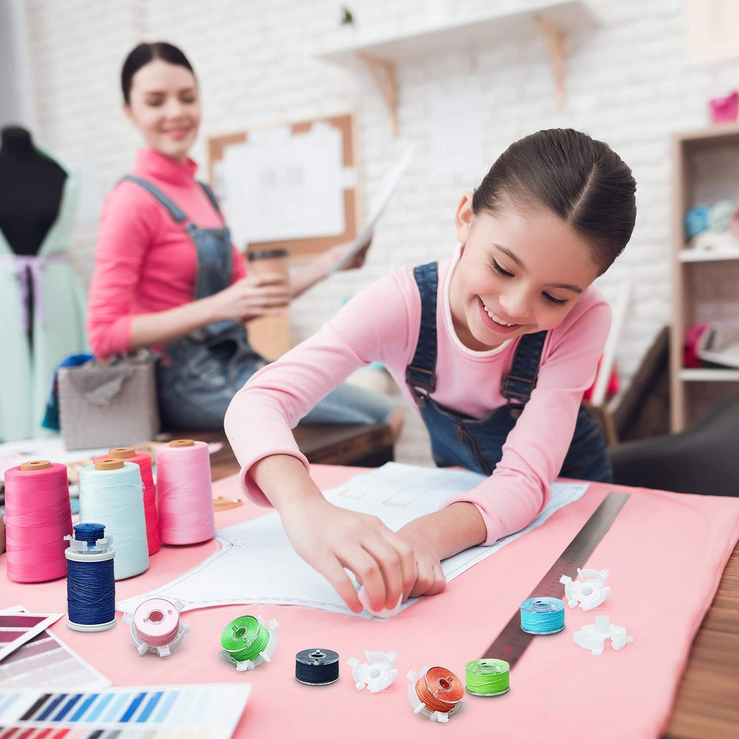 Bobbin Holders for Thread Spool Sewing Bobbin Small Clips Sewing Tool Accessory Clear Thread Clips Holder Tool (25 Pieces)