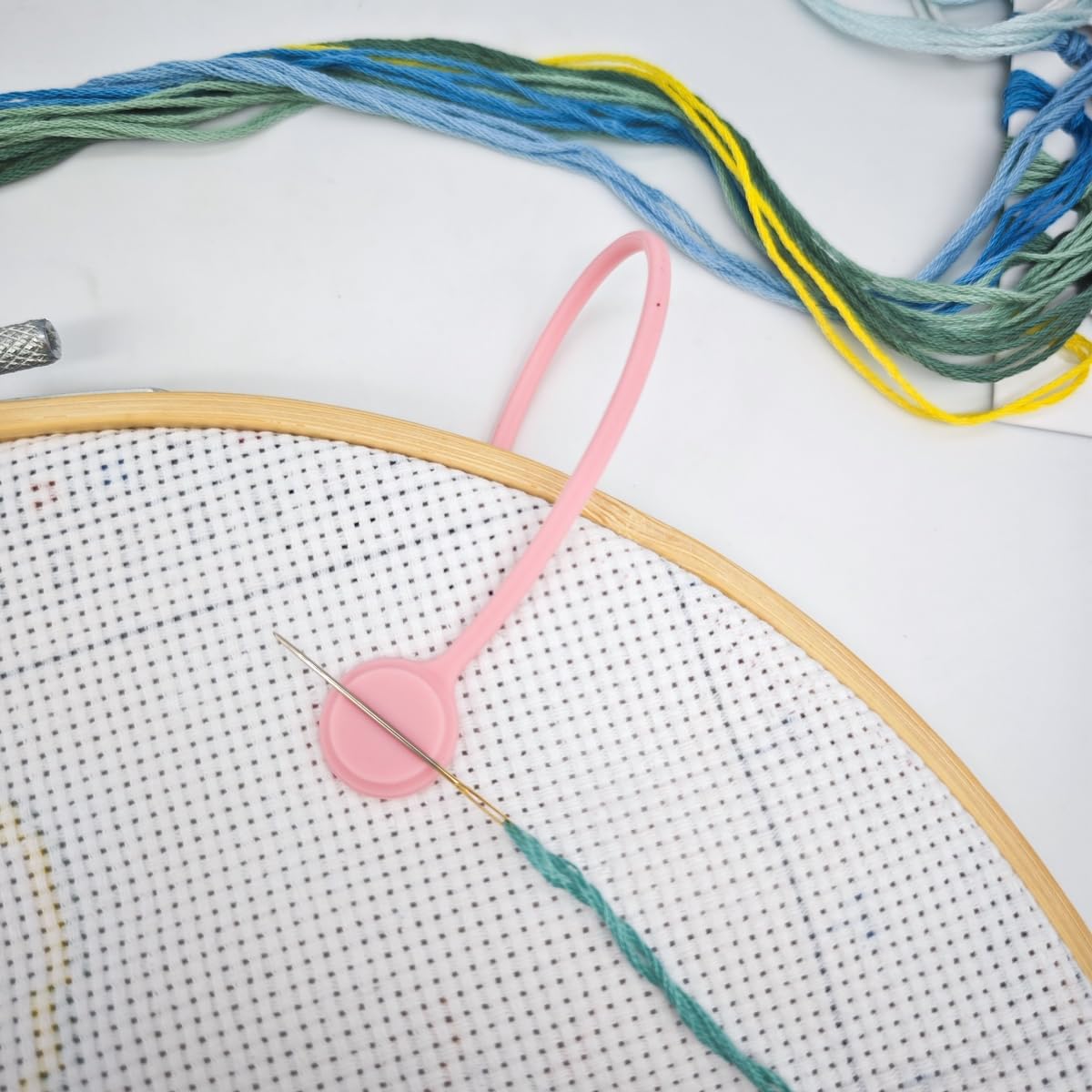 4 pcs Needle Minders Magnetic Cross Stitch Fabric Clips, Macron Color Magnetic Needle Minder, Perfect Cross-Stitch Embroidery and Needlework Accessories, Ideal Gift for Craft Enthusiasts