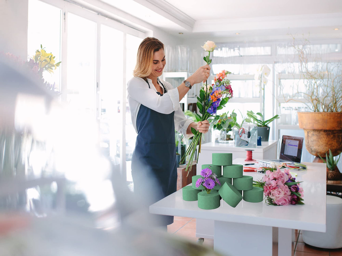 12 Pcs 3 Inch Flower Foam Block Round DIY Flower Arrangement Kit Wet Flower Foam for Artificial Flowers, Wedding Aisle Flowers, Party Decoration