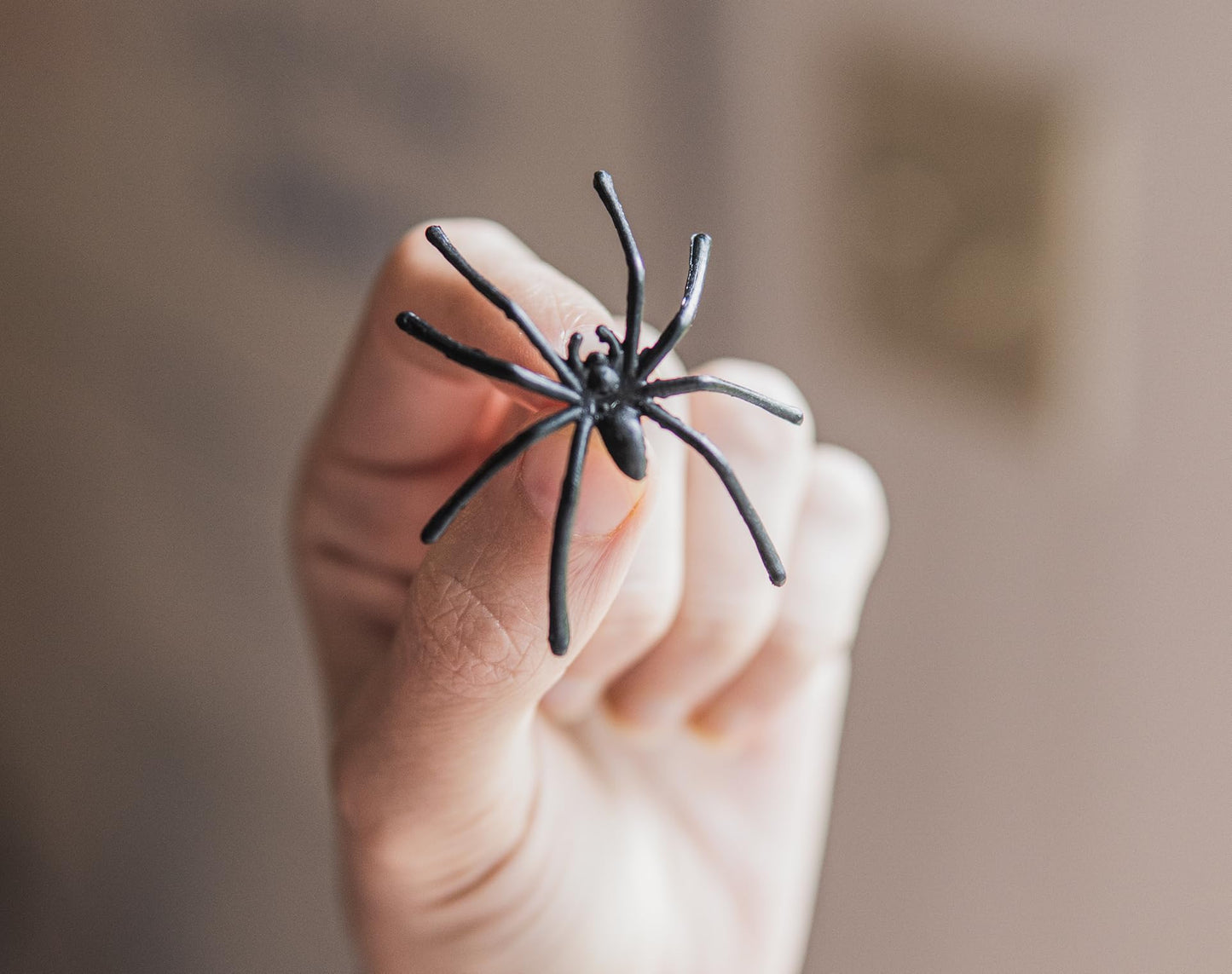 Halloween Spider Web Decoration, 1500 Sqare Feet & Plastic Spiders, Halloween Party Supplies, Spider Webs (Extra Large, 1500 Sq Feet)