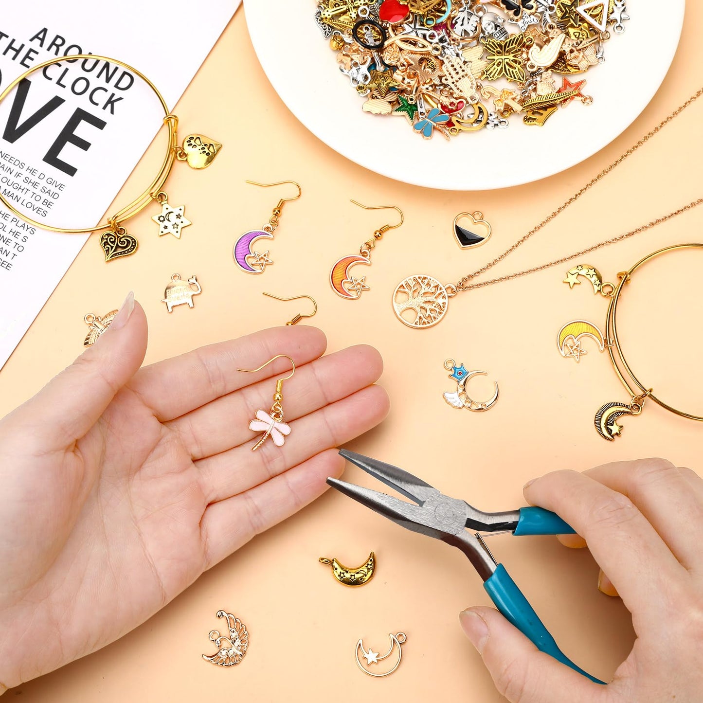 SANNIX 200Pcs Charms for Jewelry Making, Assorted Enamel Charms, Mixed Antique Gold Tibetan Silver Jewelry Bangle Charm Pendants for Bracelet Necklace Earrings Craft Supplies