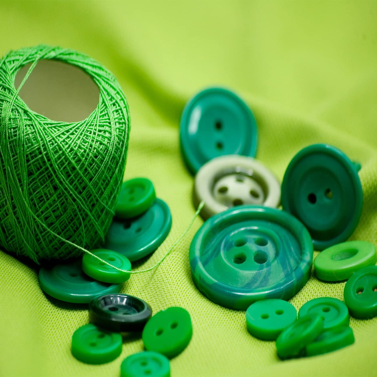 Resin Buttons Assorted Sizes Craft Buttons About 660 Pcs for Sewing DIY Crafts, Children's Manual Button Painting, Green