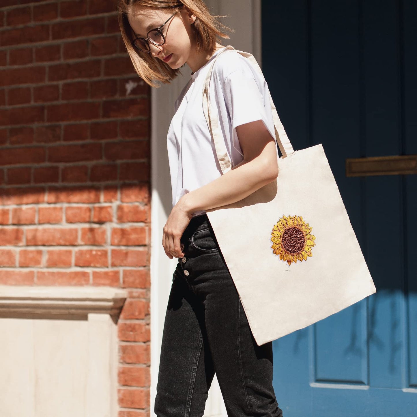 Iron on Flower and Butterfly Patches, Embroidered Iron on/Sew on Decorative Patches for Clothing, Pants, Backpacks, Hats, Jeans, DIY Accessories.