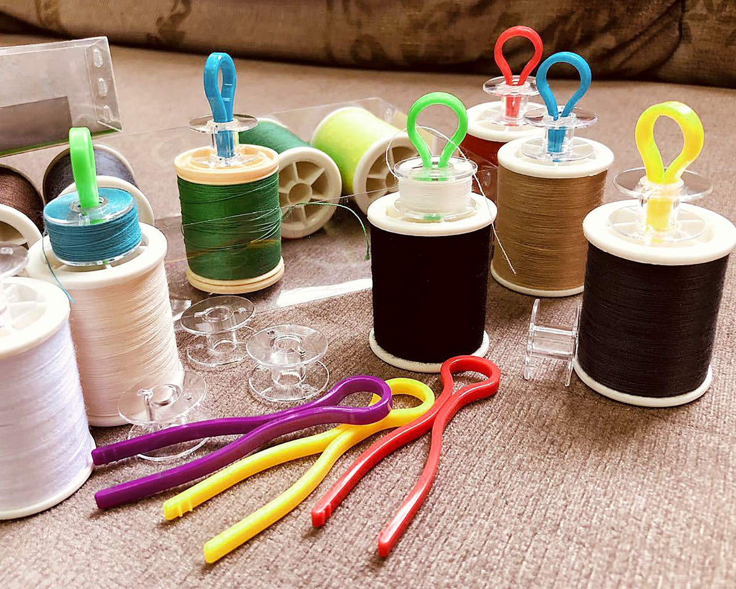Tupalizy 5 Colors Plastic Bobbin Thread Holders Thread Buddies Bobbin Clips Clamps for Bobbins Embroidery Thread Spools Organizing Pairing Matching Quilting Sewing Machine Accessories, 30PCS