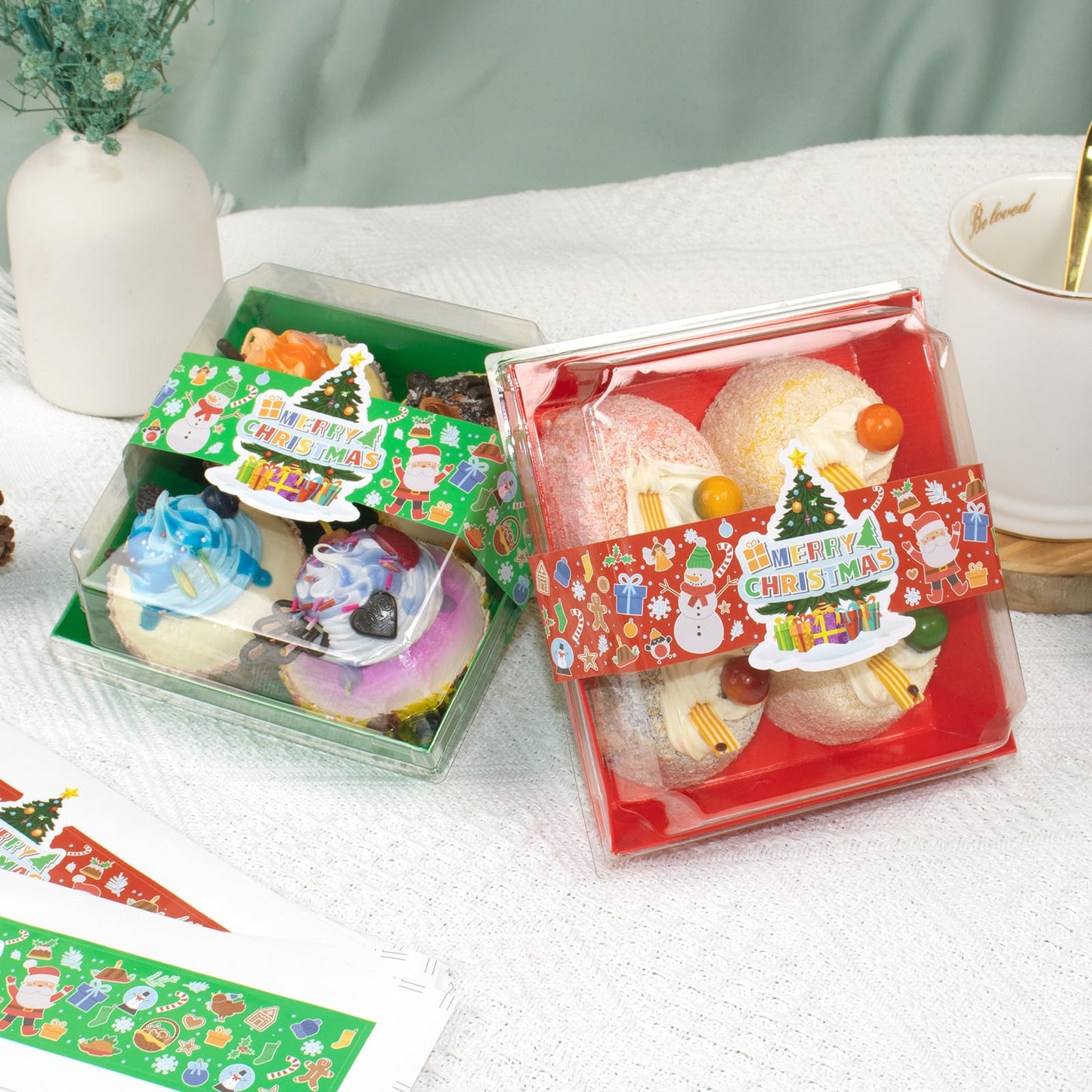 100 Pcs Christmas Charcuterie Boxes with Clear Secure Lids and 100 PCS Stickers, Disposable Christmas Paper Bakery Box Red Green Square Dessert Containers for Party Cookie Cake Sandwich