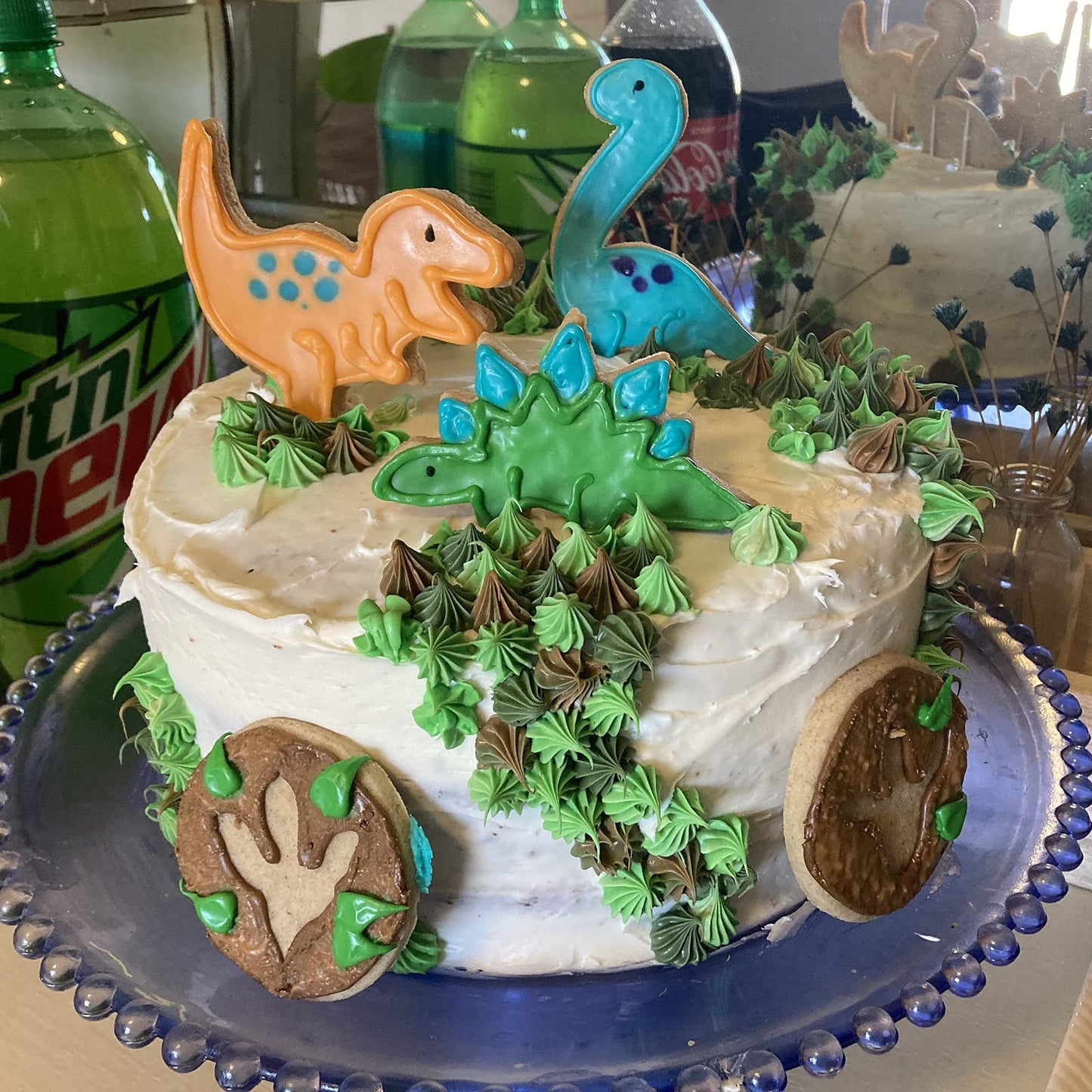 LUBTOSMN New Dinosaur Cookie Cutter Set-7 Piece-Dinosaur Footprint and Head, Tyrannosaurus(T-Rex), Brontosaurs, Spinosaurus, Triceratops, Pterodactyl, Baking Mold for Kids Dinosaur Birthday Party