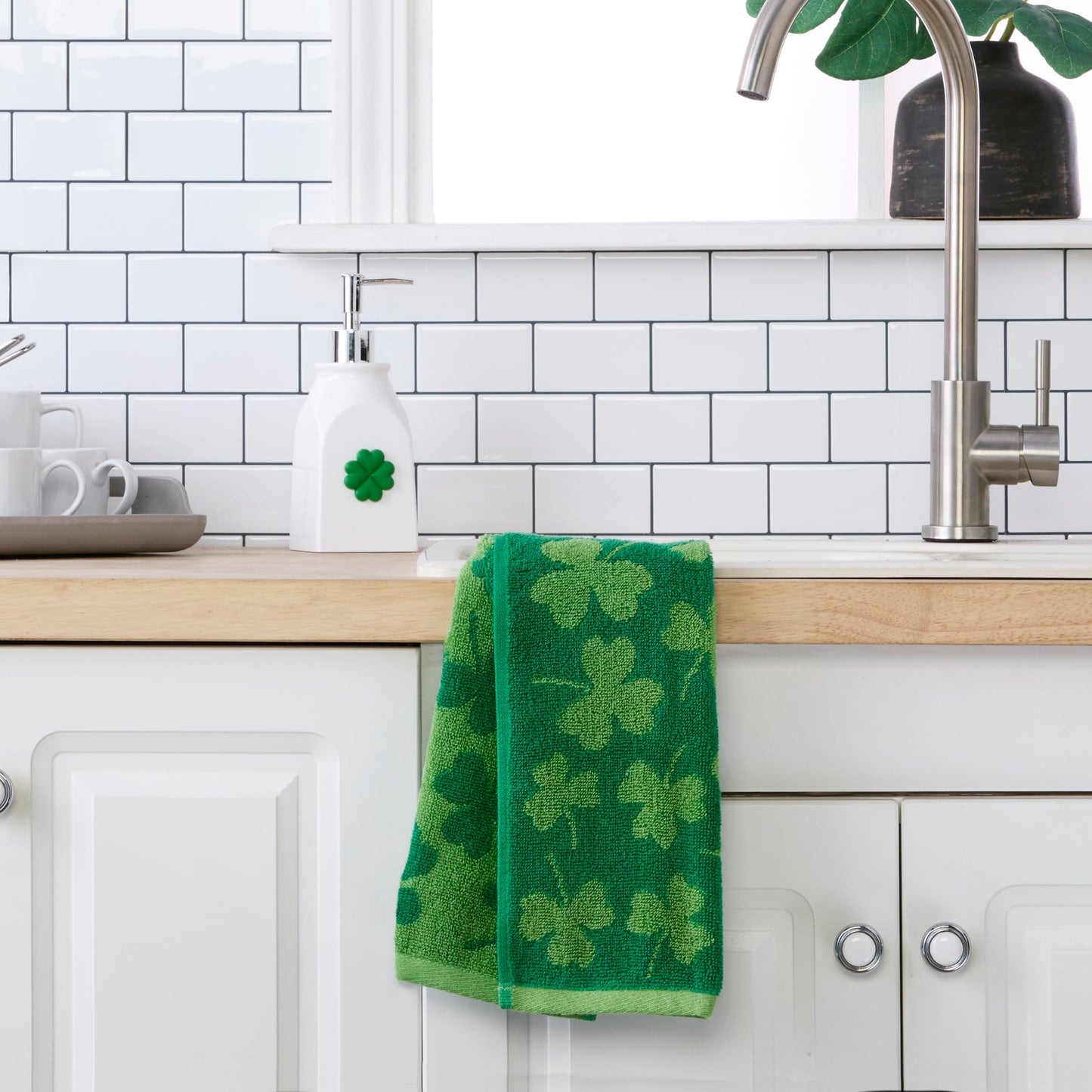 St. Patrick's Shamrock Hand Towel 2pc Set for Bath/Kitchen/Bar & Gift, Green