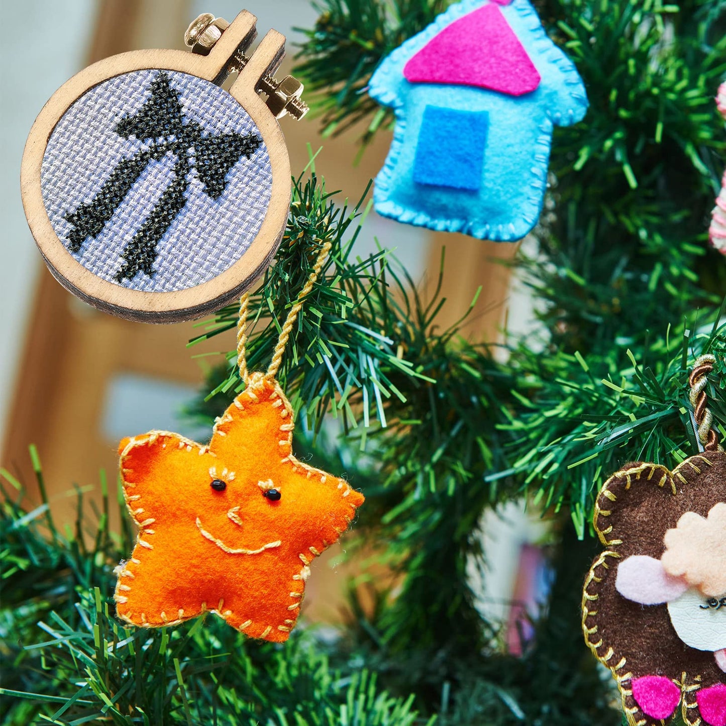 20 Pieces 1 Inch Mini Embroidery Hoops Christmas Wooden Small Tiny Embroidery Hoops Adjustable Circle Cross Stitch Ring Bulk for Home Ornaments Art Craft Handy Sewing
