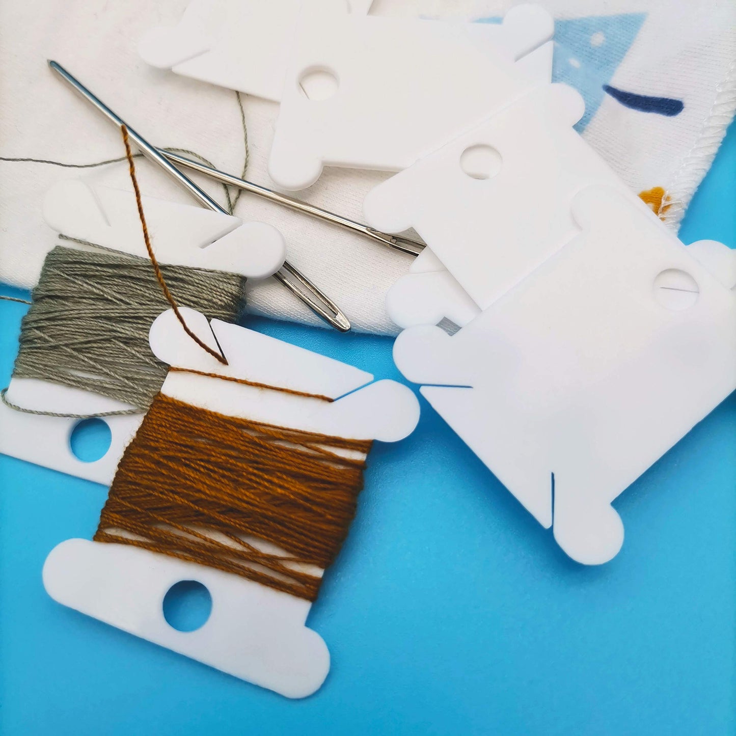 300 Pieces Plastic Floss Bobbins with 1 Bobbin White Winders for Cross Stitch Cotton Thread Craft DIY Sewing Storage, Thread Organizer Holder Set Embroidery Thread Cards Cross Stitch Bobbin 300 + 1