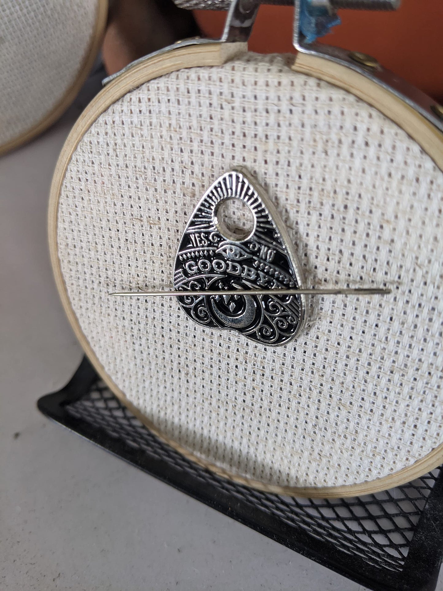 Planchette Needle Minder