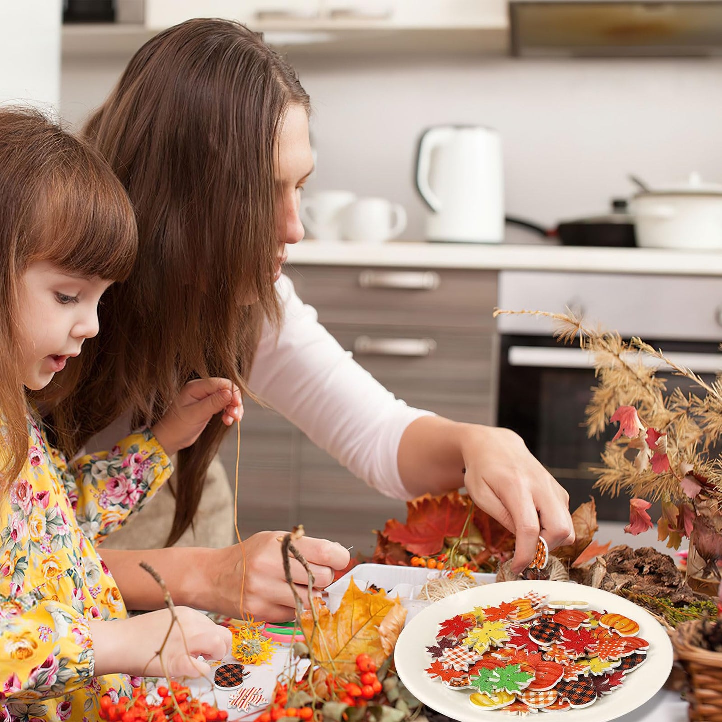 JUNEBRUSHS Fall Wooden Buttons, 260pcs Autumn Leaves Pumpkin Shaped Thanksgiving Wooden Sewing Buttons for Fall Thanksgiving Party DIY Crafts Decoration Sewing Clothes Accessories