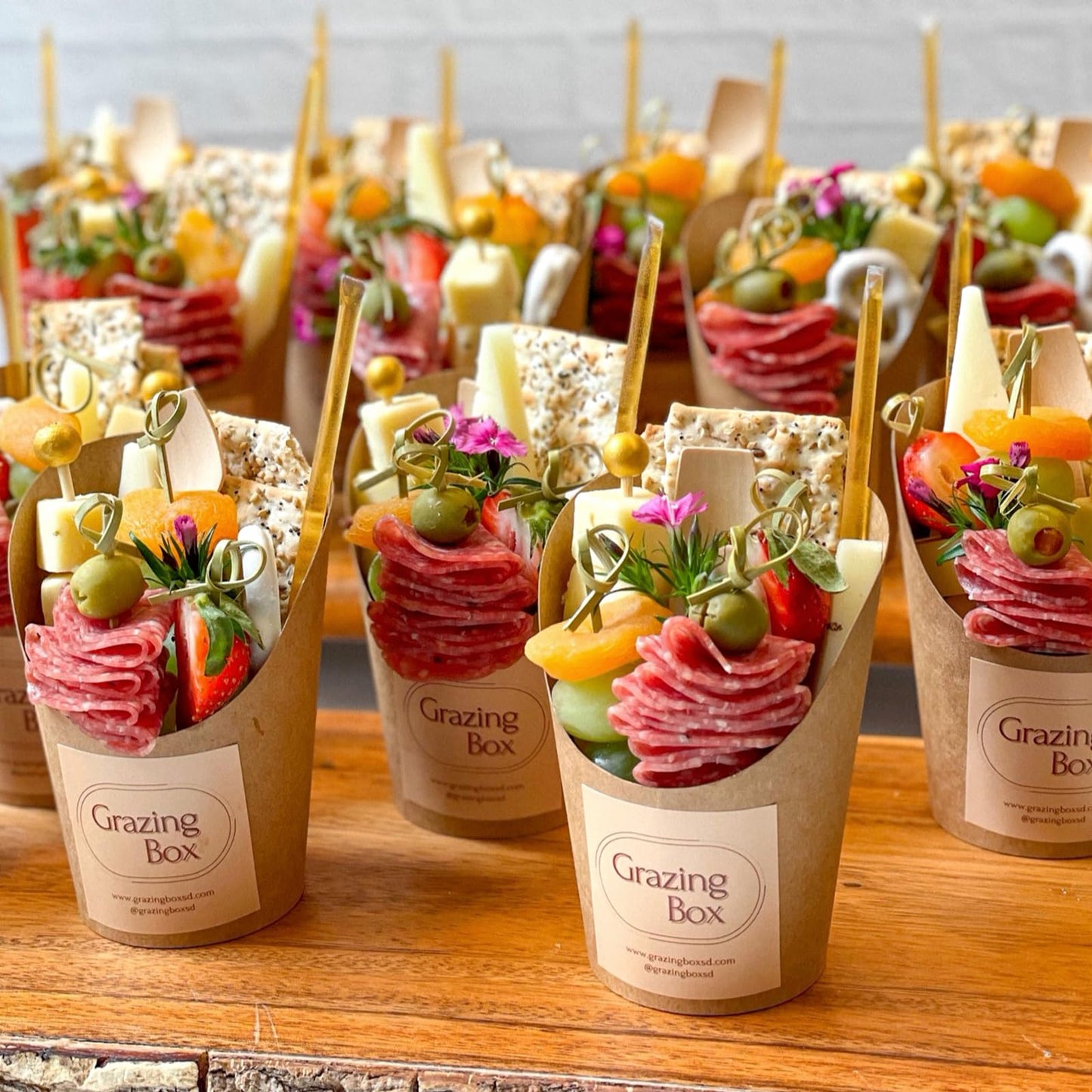 Ocmoiy [50 cups + 50 Bags] 14 oz Kraft Charcuterie Cups with Bags - Disposable Brown Paper Appetizer Cups for Individual Party Serving Snack