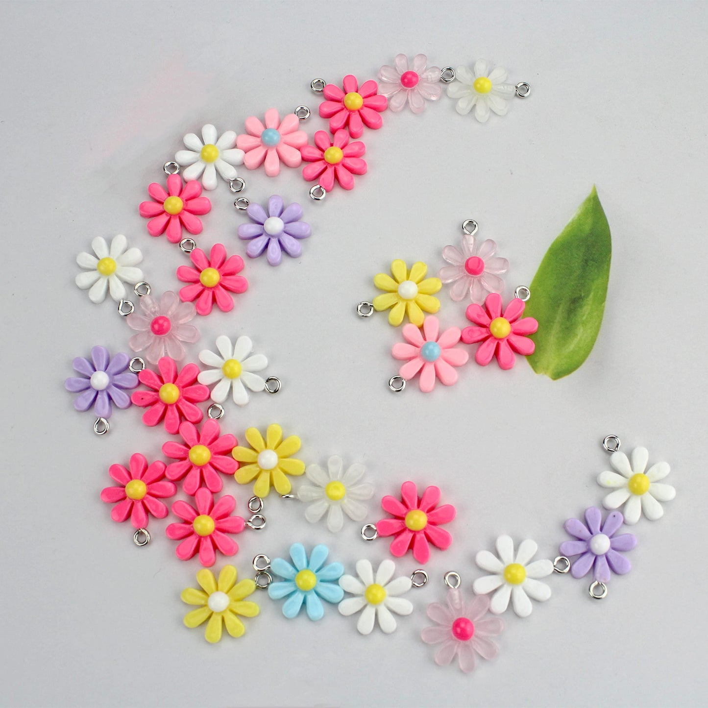 Fundiyoug 30Pcs Daisy Flower Pendant Charms Colorful Resin Jewelry Making Ornament DIY Pendant Making Charm for Bracelet Necklace Earrings Keychain Craft