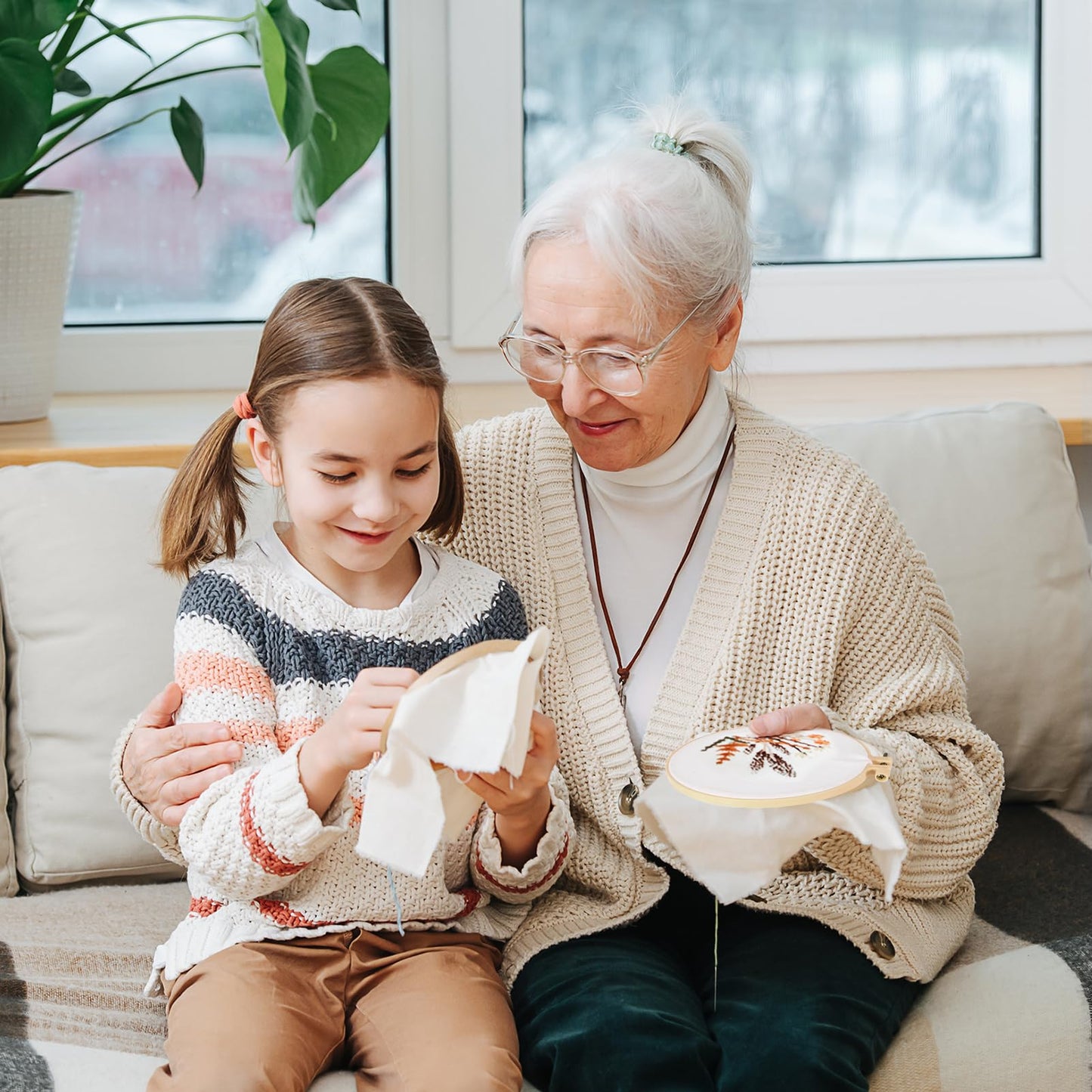 6 Pieces Embroidery Hoops 3 Inch to 10 Inch Cross Stitch Hoop Small Embroidery Hoop with 16 Pieces Needles for Embroidery