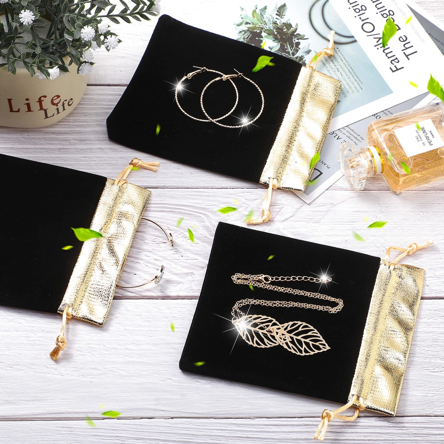 30 Pcs Velvet Drawstrings Gift Bags 6 x 5 Inch Jewelry Pouches Drawstring Candy Bags Bolsitas para Recuerdos Velvet Party Favors Present Pouch for Valentine's Day Christmas(Black)