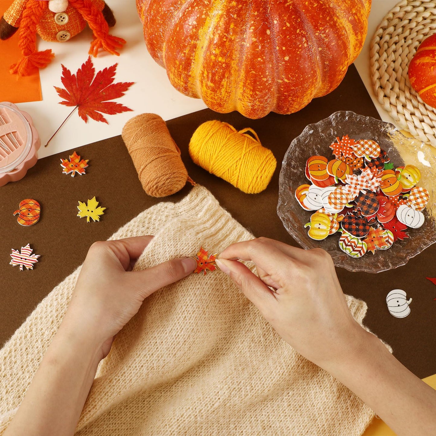 JUNEBRUSHS Fall Wooden Buttons, 260pcs Autumn Leaves Pumpkin Shaped Thanksgiving Wooden Sewing Buttons for Fall Thanksgiving Party DIY Crafts Decoration Sewing Clothes Accessories