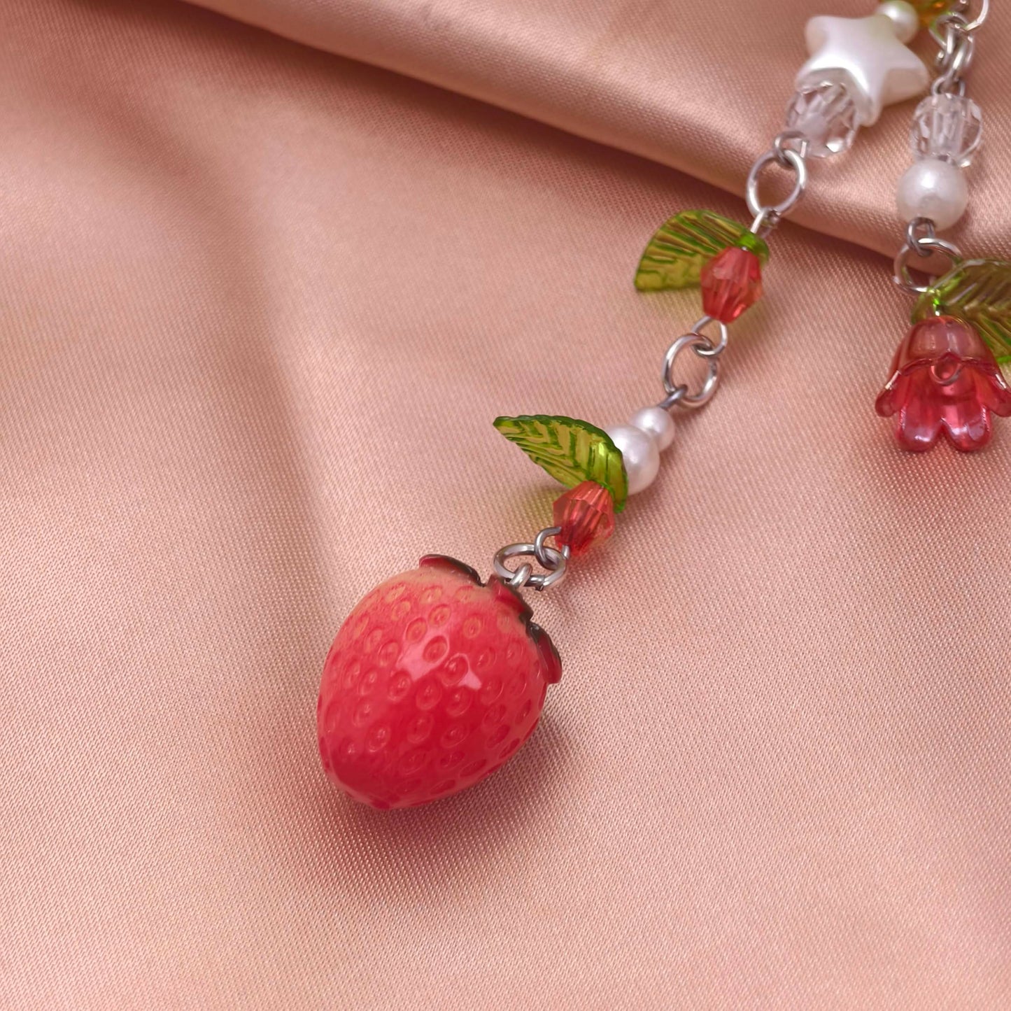 AGEN KGEN Aesthetic Y2K keychains Cute Butterfly Star Strawberry Bear Guitar Keychains Charms for Women Bag Purse Gifts (1x Green Leaf Strawberry)