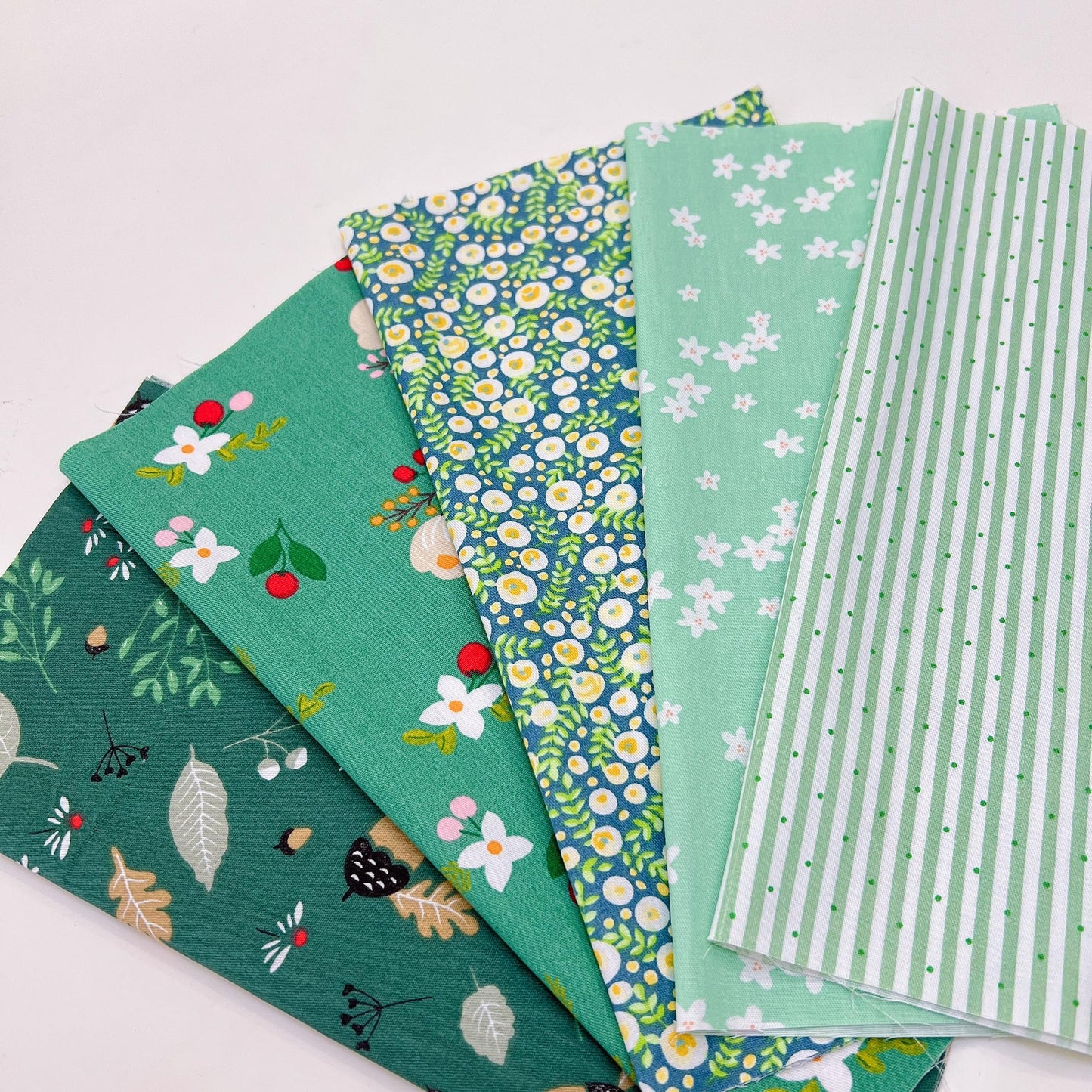 7Pcs 9.8" x 9.8"(25 * 25CM) Cotton Fabric DIY Making Supplies Quilting Patchwork Fabric Fat Quarter Bundles DIY for Quilting Cotton Patchwork Cushions (Green, 9.8" x 9.8")
