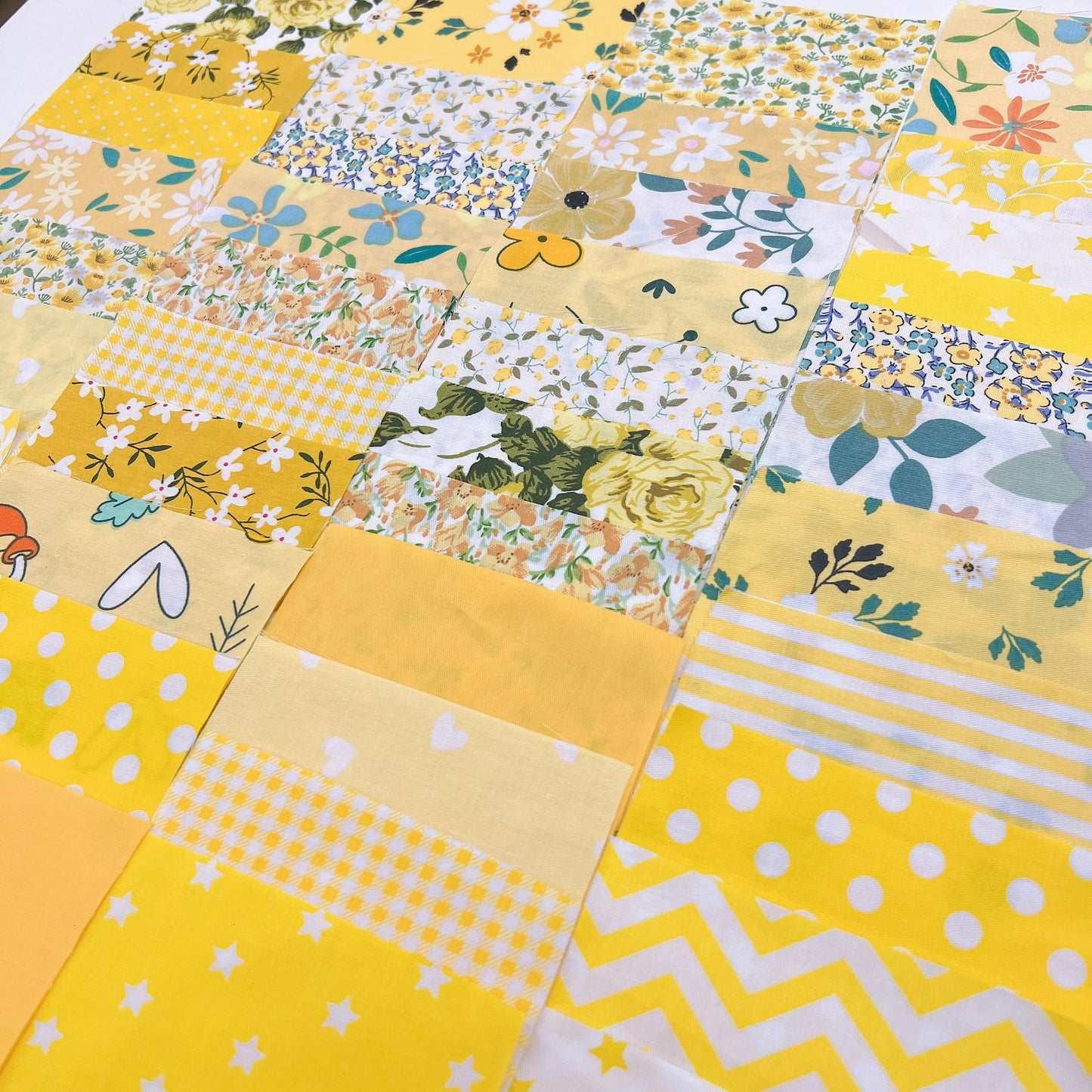 7Pcs 9.8" x 9.8"(25 * 25CM) Cotton Fabric DIY Making Supplies Quilting Patchwork Fabric Fat Quarter Bundles DIY for Quilting Cotton Patchwork Cushions (Yellow, 9.8" x 9.8")