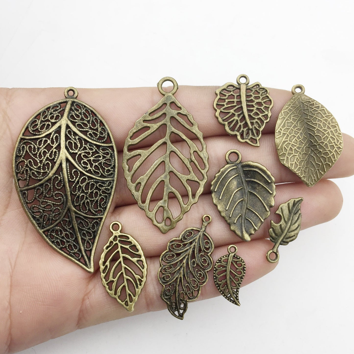 iloveDIYbeads 100g Craft Supplies Mixed Tree Leaves Pendants Beads Charms Pendants for Crafting, Jewelry Findings Making Accessory For DIY Necklace Bracelet (M091)