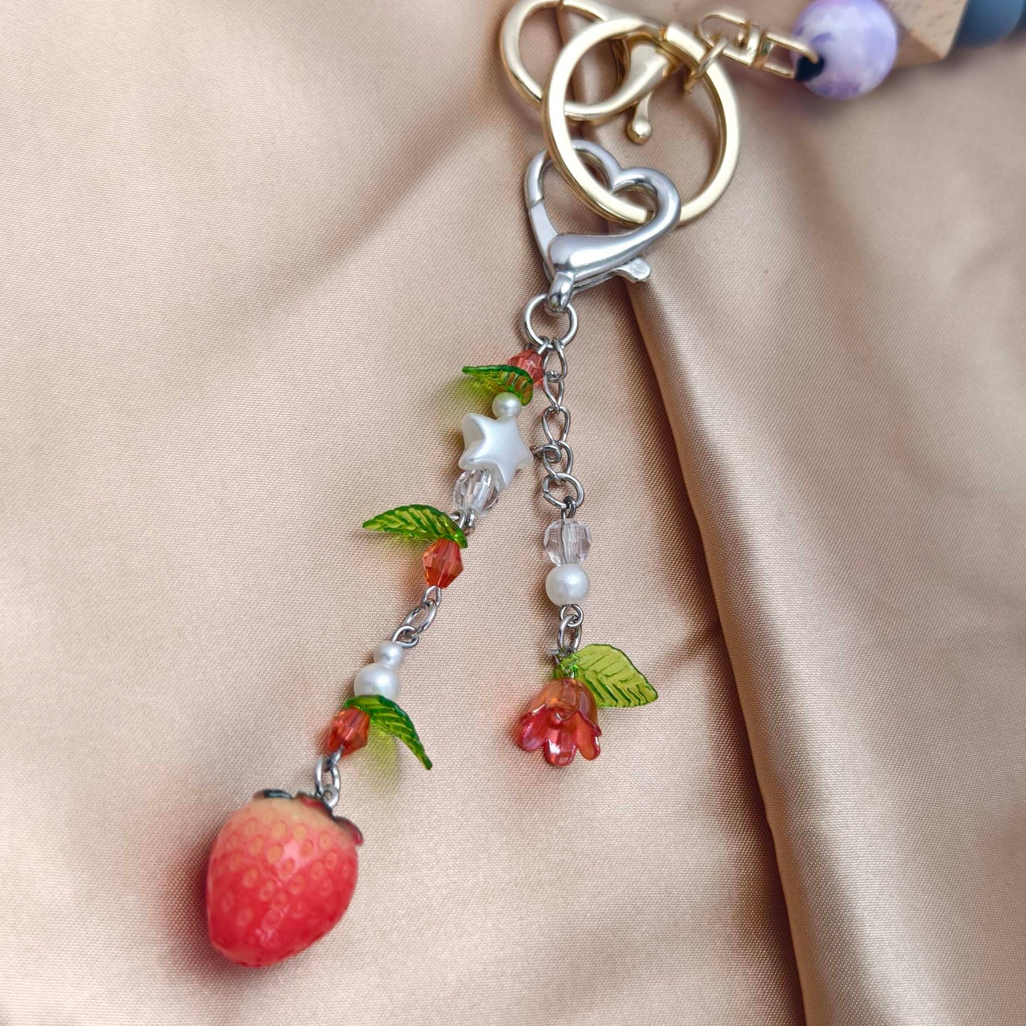 AGEN KGEN Aesthetic Y2K keychains Cute Butterfly Star Strawberry Bear Guitar Keychains Charms for Women Bag Purse Gifts (1x Green Leaf Strawberry)