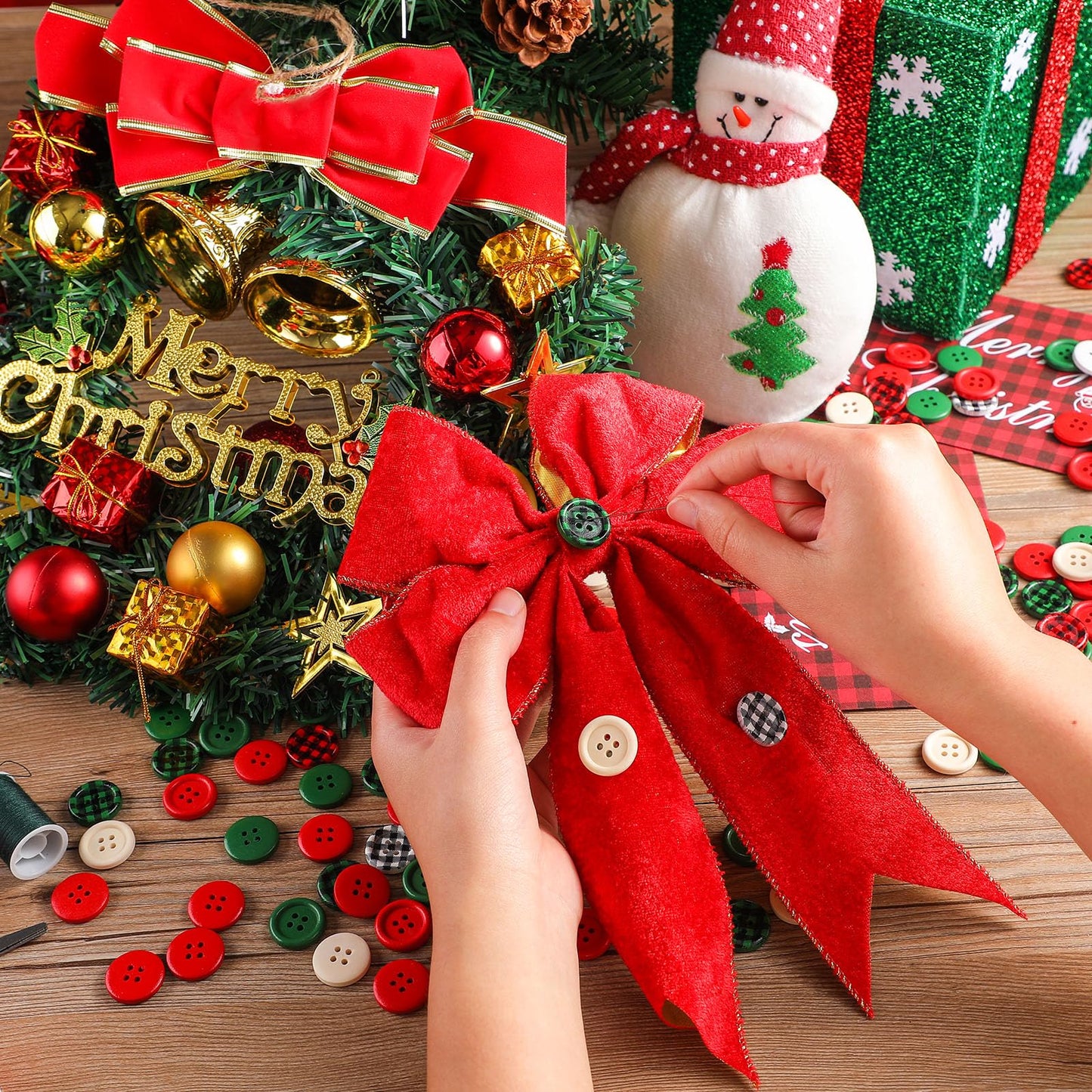 Luinabio 300 Pieces Christmas Buffalo Plaid Wood Buttons 4 Holes Black Red Wooden Buttons Gingham Craft Buttons Round Decorative Buttons for DIY Sewing Christmas Stocking Decor 0.79 Inch 6 Style