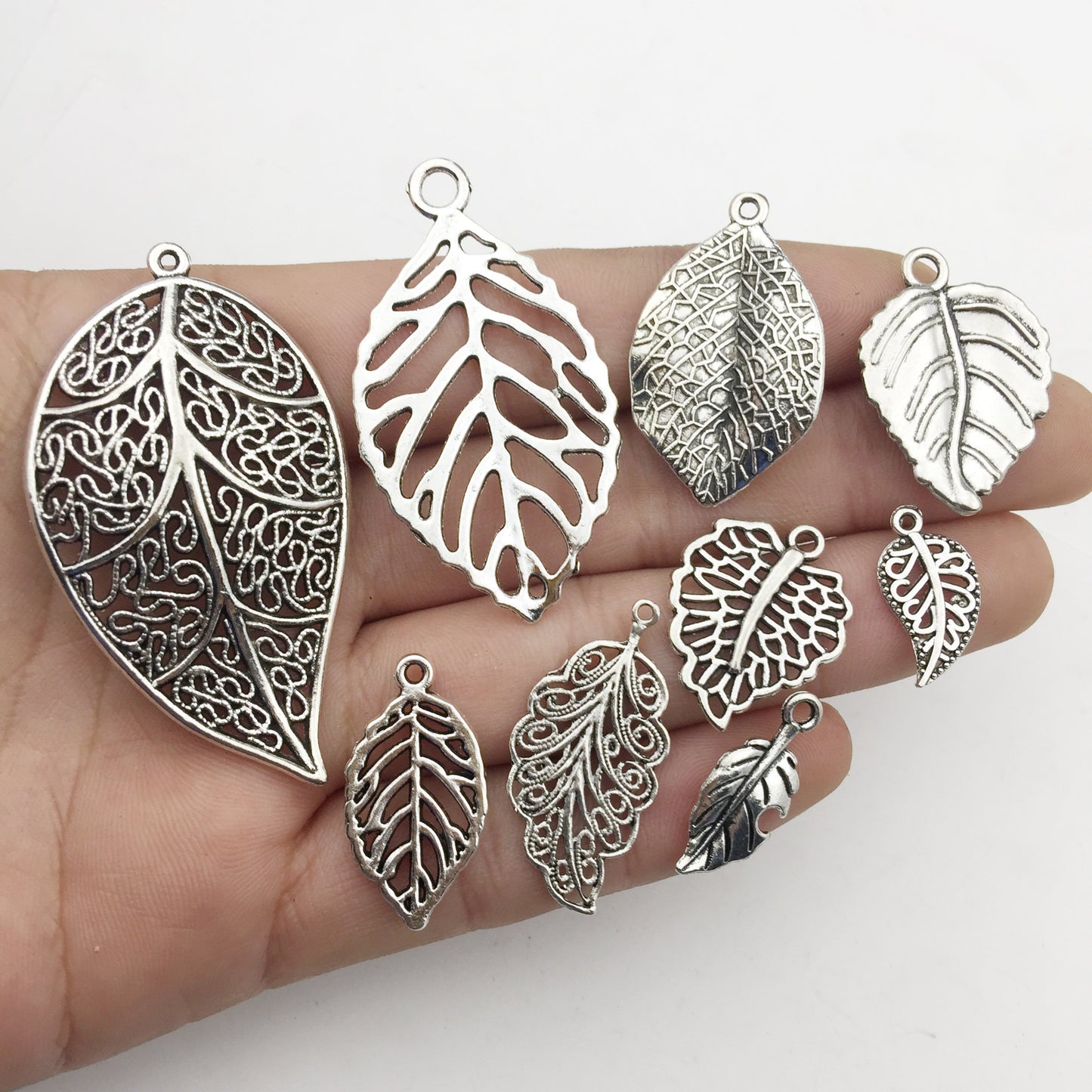 iloveDIYbeads 100g Craft Supplies Mixed Tree Leaves Pendants Beads Charms Pendants for Crafting, Jewelry Findings Making Accessory For DIY Necklace Bracelet (M091)