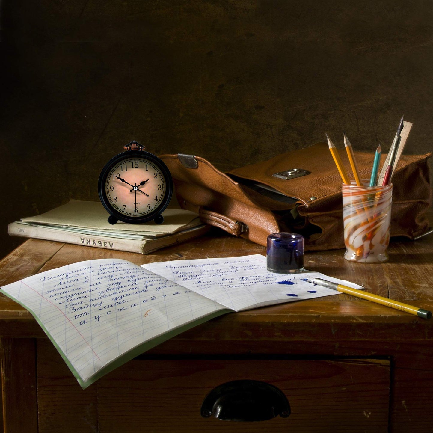 Vintage Retro Analog Alarm Clock, 4 inch Super Silent Non Ticking Small Clock with Night Light, Battery Operated, Simply Design, for Living Room, Bedroom, Bedside, Desk, Gift Clock (Arabic)